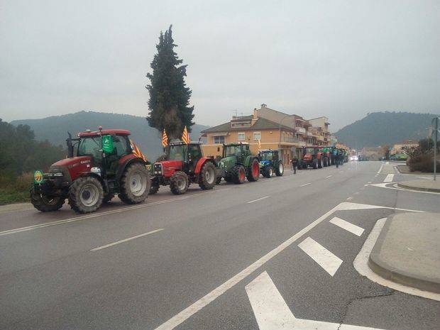 16 tractors van sortir ahir des de Calaf per sumar-se a la ruta de les terres lleidatanes i Anoia i que avui dormiran a Molins