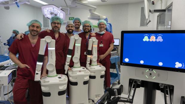 El equipo del Dr. Ponce con el nuevo robot Versius