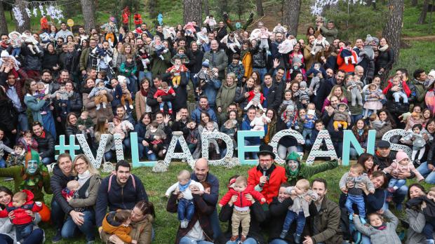 Celebrando la vida. Viladecans da la bienvenida a los bebés nacidos en 2024 con doce árboles