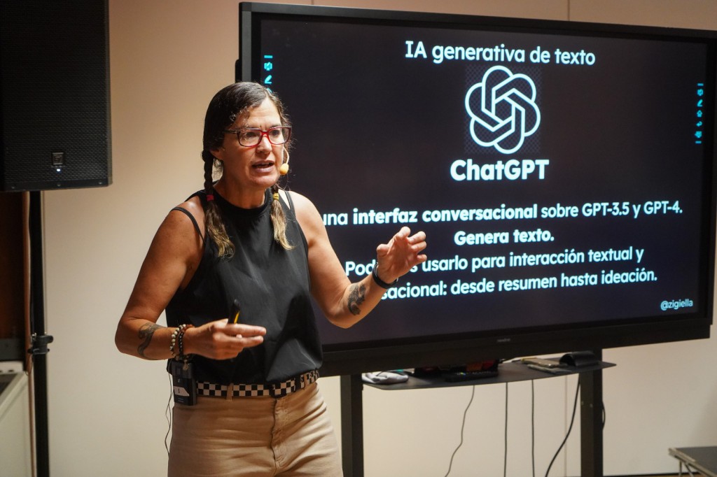 La ingeniera informática Beatriz Martín Valcárcel hablando de la generación de texto inteligente