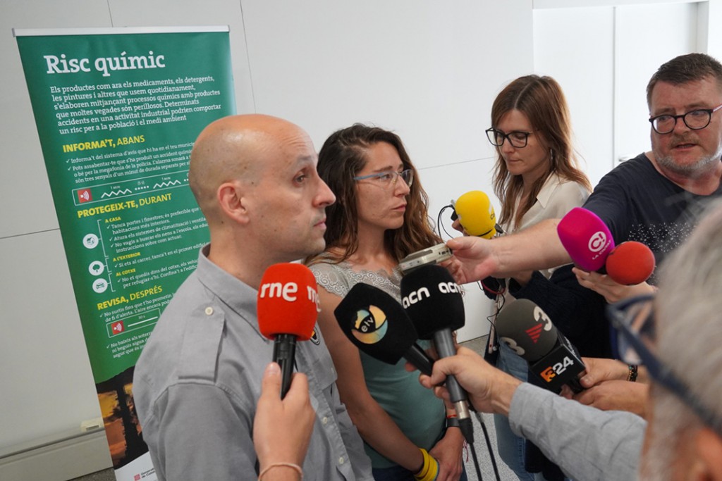 Joan Ramon Cabello y Cristina Muñoz, hablando con la prensa tras la prueba de confinamiento