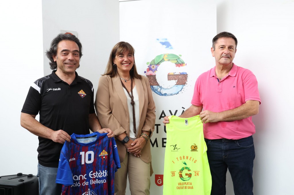 Gemma Badia con Josep Serra (Club Handbol Gavà) y Jaime Sierra (Club Vòlei Gavà)