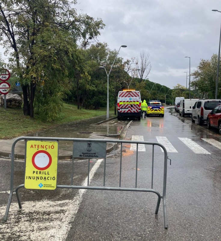 Señalización en Avenida Ciudad de Málaga con Rambla de Marisol de Castelldefels (Foto: Policía Local de Castelldefels)