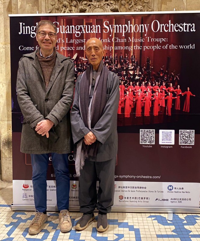 El venerable maestro Shi Wule atendió amablemente a El Llobregat.