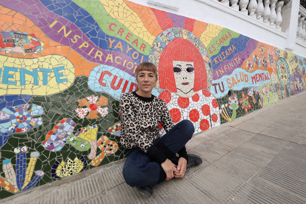 Nevenka Pavic junto al mural