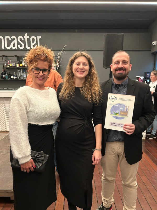 Ana Segundo y Miguel Ángel Grima (miembro de la Junta y presidente de Sant Boi Empresarial), junto a Marta Faura (presidente de la AEPEG)