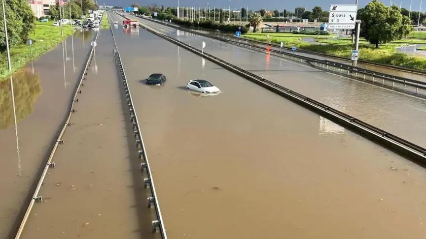 La C-32 inundada por la DANA