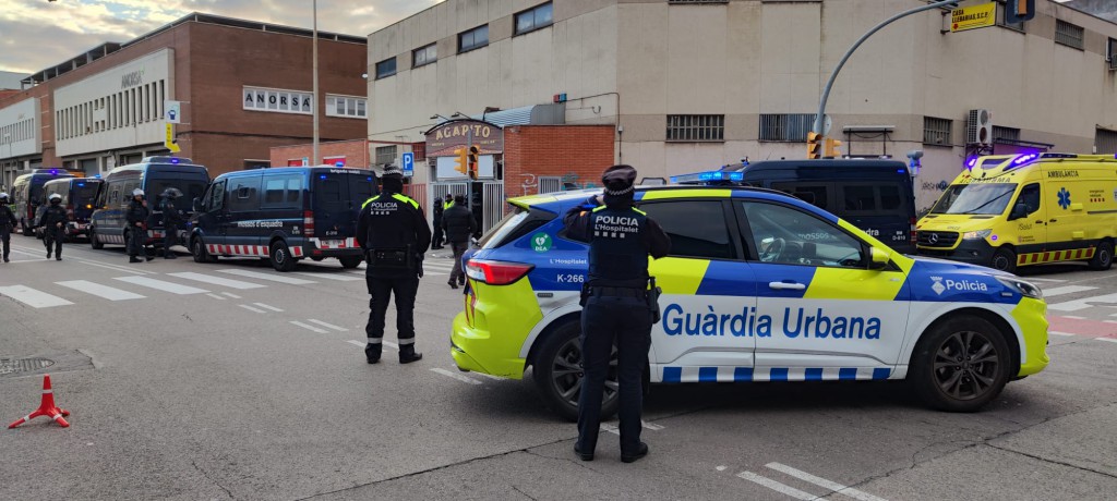 Dispositivo policial frente al Bar Agapito de la carretera del Mig